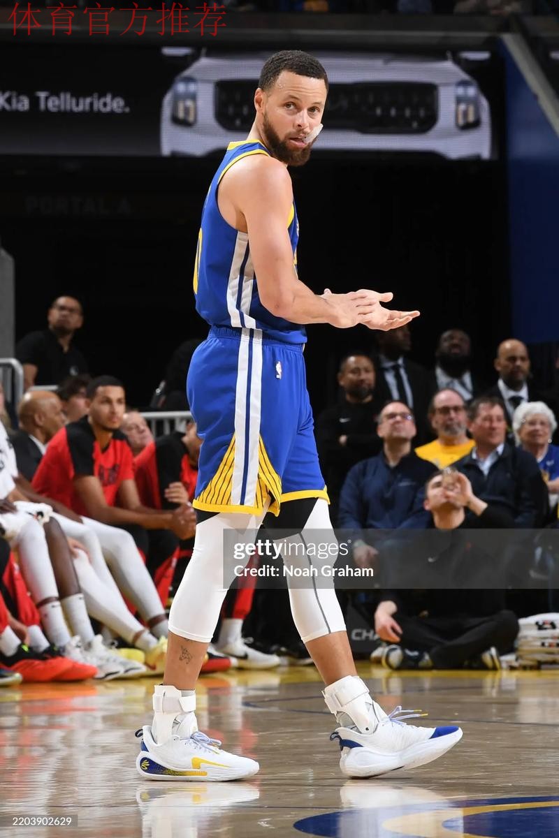 巴特勒抢前场篮板 库里大号三分命中